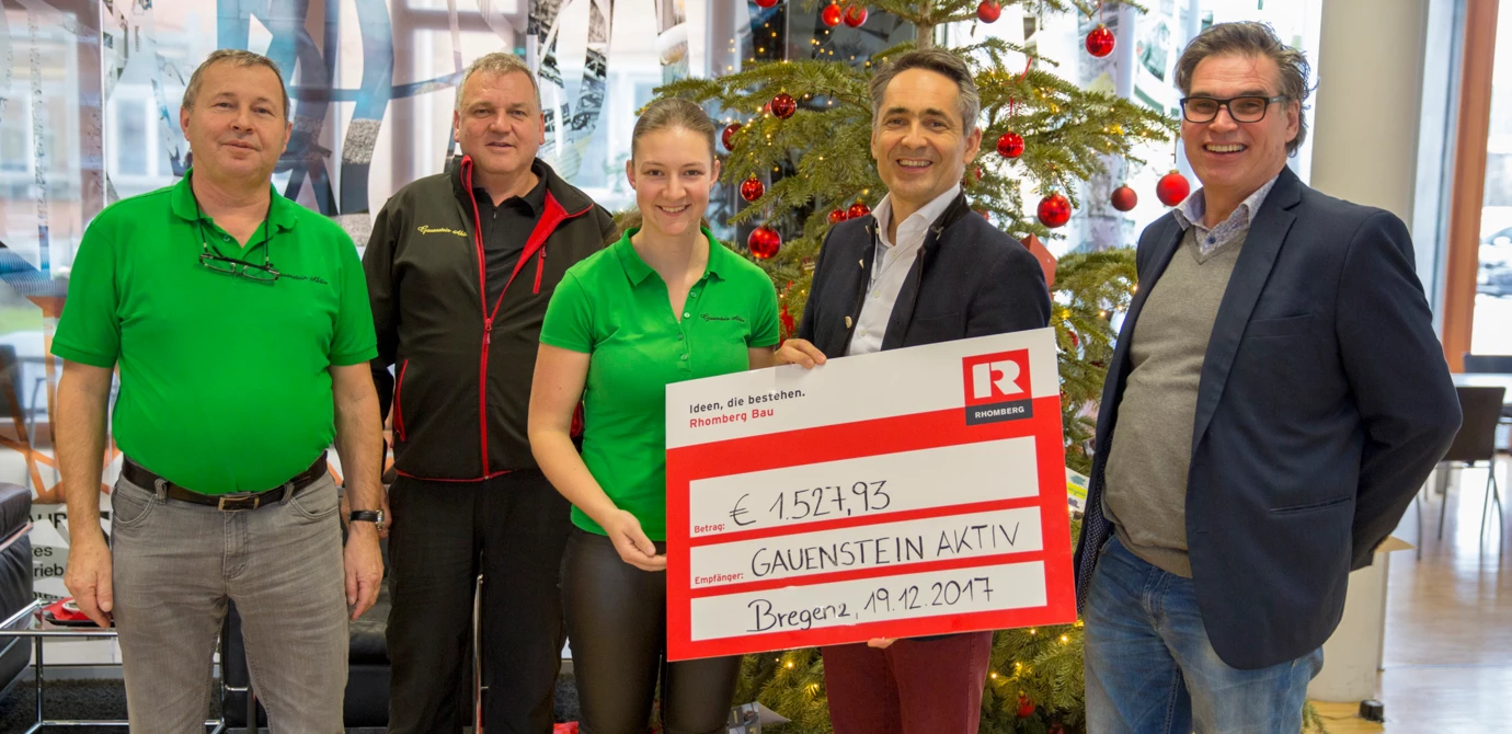 Vorzeitiges Weihnachtsgeschenk: Hubert Rhomberg (2. v. r.) und Helmut Salzgeber (r.) von der Rhomberg Gruppe übergaben ihre Spende über knapp 1 600 Euro an Erich Fritz, Artur Heim und Stefanie Burtscher (v. l. n. r.) von „Gauenstein Aktiv“.